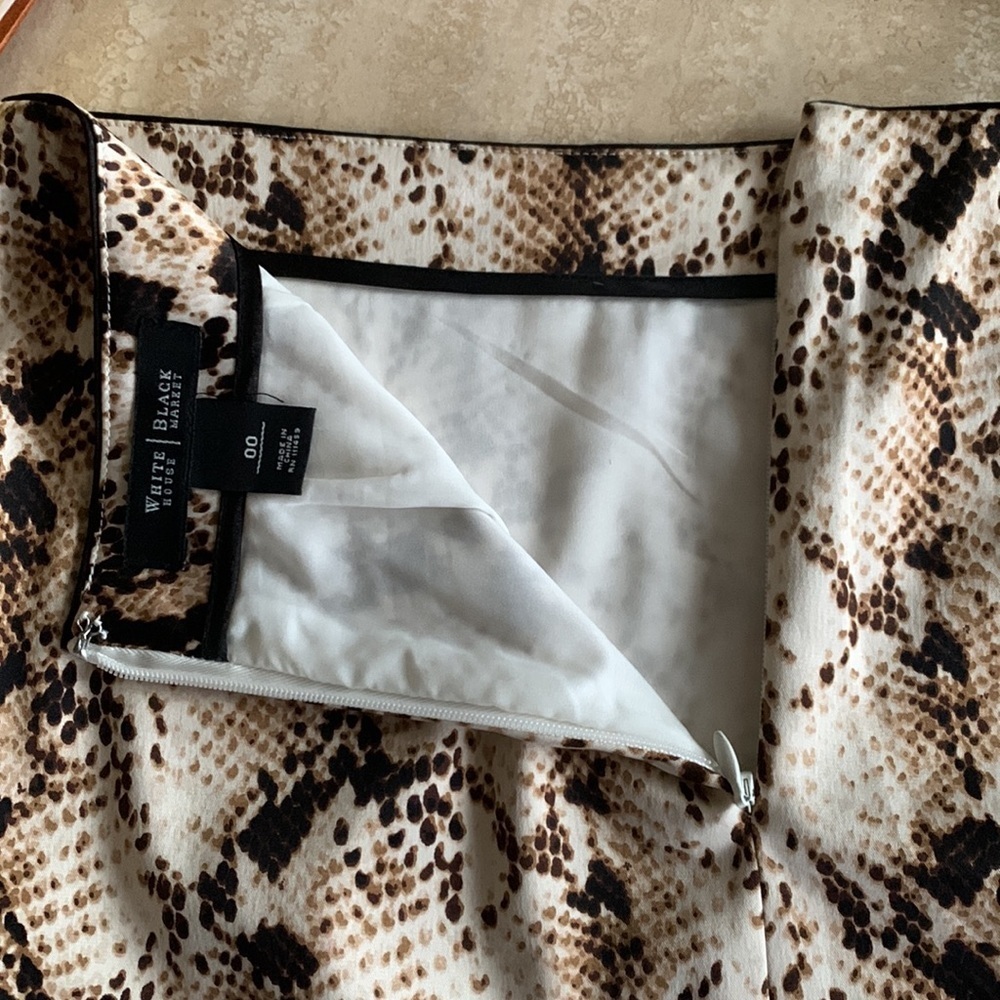 WHITE HOUSE BLACK MARKET WHBM Skirt, black/cream, snake/roses, back zip. 00 - Picture 10 of 17